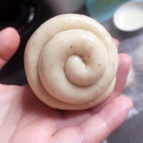 从下往上卷起来，卷2．5～3圈。