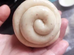 从下往上卷起来，卷2．5～3圈。