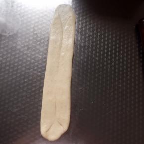 再从中间以上下的顺序擀长。