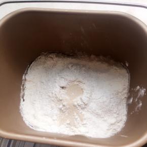 全部材料放入面包机中。先放液体再放粉类，中间按个小洞放入酵母。