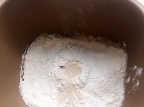 全部材料放入面包机中。先放液体再放粉类，中间按个小洞放入酵母。