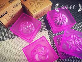 等待冰皮晾凉的时间把红豆沙陷准备好。15克一个。顺便清理一下模具。清洗干净并擦干水份。阳晨和果子模具不仅颜值特别高手感也特别好。