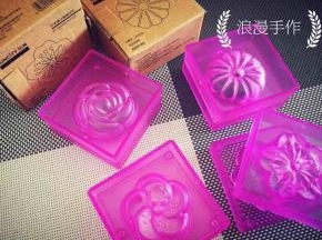 等待冰皮晾凉的时间把红豆沙陷准备好。15克一个。顺便清理一下模具。清洗干净并擦干水份。阳晨和果子模具不仅颜值特别高手感也特别好。