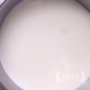 盖保鲜膜静置30分钟。放入蒸锅大火蒸15分钟左右。注意观察表面没有液体就差不多熟啦。