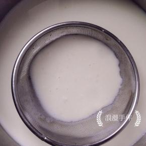 搅拌均匀后过筛两次，面糊更细腻。