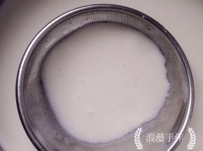 搅拌均匀后过筛两次，面糊更细腻。