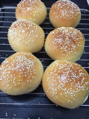 汉堡胚出炉后放烤网上放凉