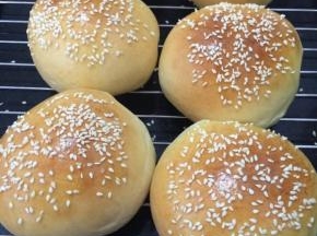 汉堡胚出炉后放烤网上放凉