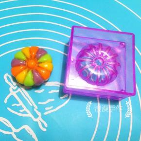 这款在花朵上各种颜色一共用了8克皮，所以包豆沙馅儿的冰皮相应减少，用了17克。