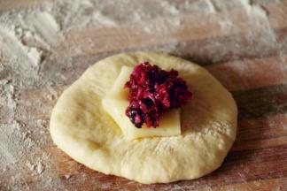 馅料均匀分六份 取一个面团 拍扁包入馅料 捏紧收口 收口向下 滚圆