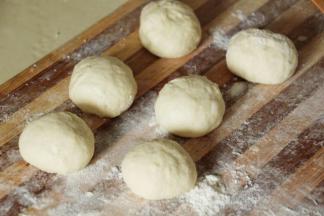 面团分均匀六份 滚圆醒10分钟