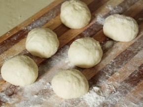 面团分均匀六份 滚圆醒10分钟