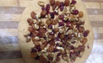 取出排气 压成圆形 松弛水分钟 压扁 铺上烤香的核桃 酒渍桂圆干和蔓越莓干