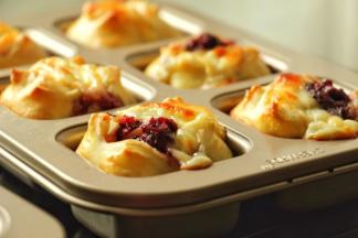 二发约40分钟 发到1.5～2倍大 表面刷蛋液 剪刀剪十字口 入180度预热好的烤箱12～15分钟 取出移到晾网上晾凉