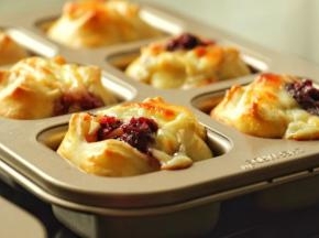 二发约40分钟 发到1.5～2倍大 表面刷蛋液 剪刀剪十字口 入180度预热好的烤箱12～15分钟 取出移到晾网上晾凉