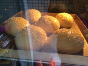 预热烤箱180度，汉堡胚刷了一层薄薄的全蛋液，撒上白芝麻，放烤箱中层上下火火180度18分钟（温度根据自家烤箱调整）