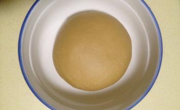 滚圆 表面覆盖保鲜膜 室温发酵至两倍大