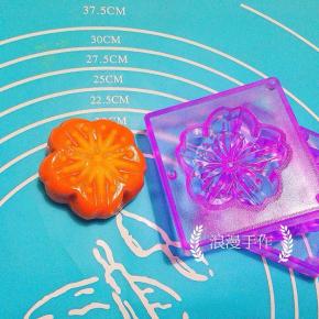 轻轻拍一下阳晨和果子模具，完美脱模。完全不沾模具，花纹还特别立体吧。