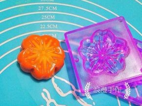 轻轻拍一下阳晨和果子模具，完美脱模。完全不沾模具，花纹还特别立体吧。