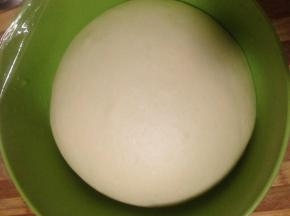 加入黄油揉光滑 餐包不用到完全扩展 扩展阶段即可