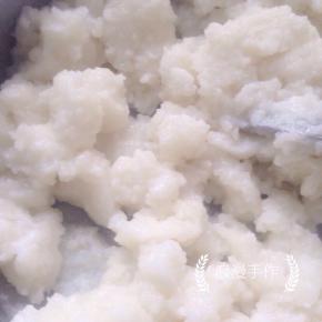 趁热用勺子搅拌至顺滑。