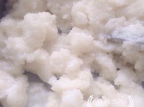 趁热用勺子搅拌至顺滑。