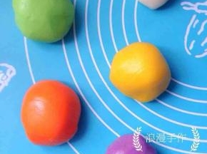 把胡萝卜粉、紫薯粉、抹茶粉和南瓜粉分别与一个冰皮团子揉匀。