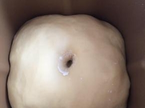 把面包机的搅拌叶拿出来，放入揉好的面团启动发酵功能，面团发酵至2倍大，手指沾面粉在面团中间扎一小洞，面团不反弹不回缩就代表面团发酵好了