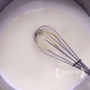 牛奶、糖、色拉油一次放入容器内搅拌均匀。