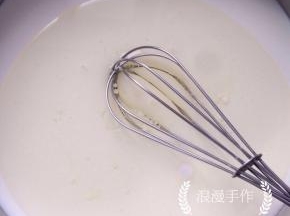 牛奶、糖、色拉油一次放入容器内搅拌均匀。