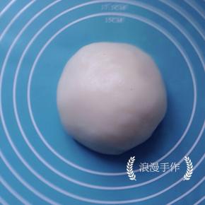 晾凉的冰皮揉成团。