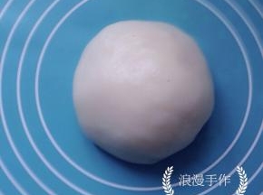 晾凉的冰皮揉成团。