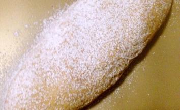 整成梭形 边要收好  二发至两倍大 轻按表面缓慢回弹 发好了 喷水撒粉