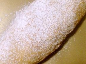 整成梭形 边要收好  二发至两倍大 轻按表面缓慢回弹 发好了 喷水撒粉
