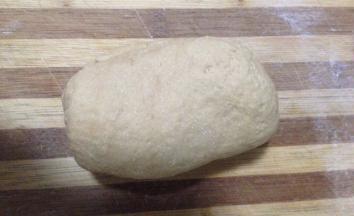 主料混合均匀成团  多次折叠成光滑面团 有韧性