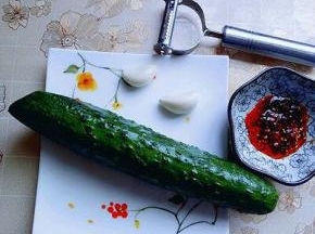 准备食材；简单的食材，黄瓜洗干净，蒜瓣拍成泥。