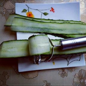 黄瓜剥皮工具剥薄片。