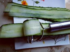 黄瓜剥皮工具剥薄片。