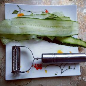 剥好的黄瓜片，从另一头卷起，卷个卷儿。