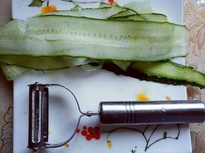 剥好的黄瓜片，从另一头卷起，卷个卷儿。