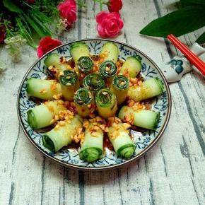 卷成卷的黄瓜摆在盘子里，淋上调料汁即可。