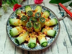 卷成卷的黄瓜摆在盘子里，淋上调料汁即可。