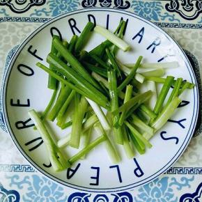 小葱洗干净，切段。