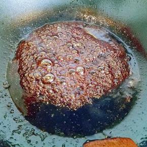 炒干的葱滤出，锅中加入生抽，老抽，盐，糖，不停的搅拌，使糖融化即可，不要熬太久，熬久会发苦。