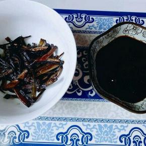 这样，葱，油就做好了。