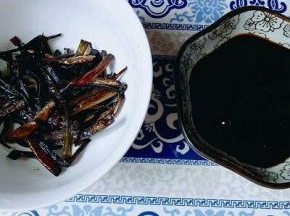 这样，葱，油就做好了。