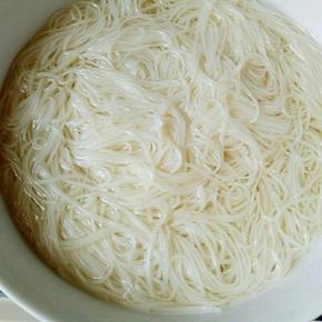 接下来煮面，锅中加入水大火烧开，下面煮熟，捞出过冷水。