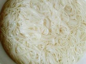 接下来煮面，锅中加入水大火烧开，下面煮熟，捞出过冷水。