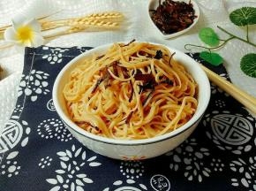 面放入碗里，盛两勺葱油拌均匀即可。