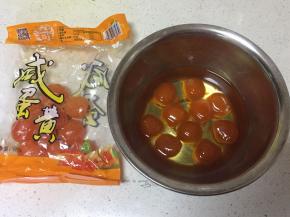 将蛋黄先入油中浸泡一天